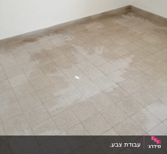 רצפה רטובה עם סימני צבע על האריחים